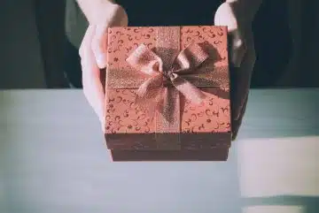 cadeau avec un papier de couleur rose