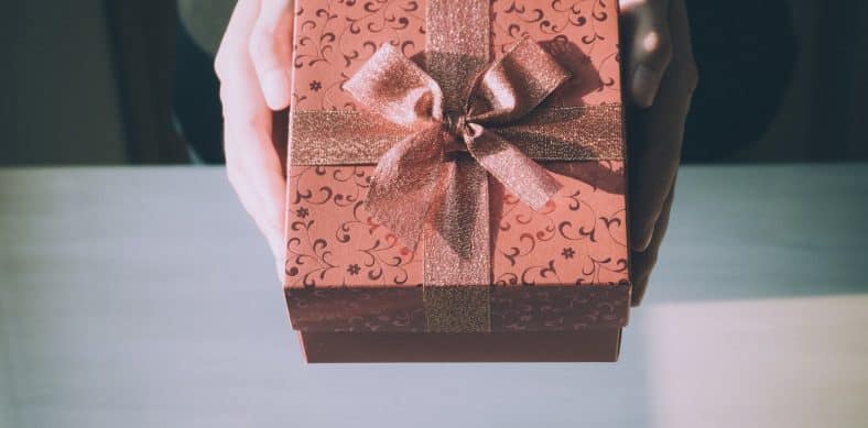 cadeau avec un papier de couleur rose
