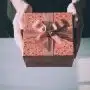 cadeau avec un papier de couleur rose