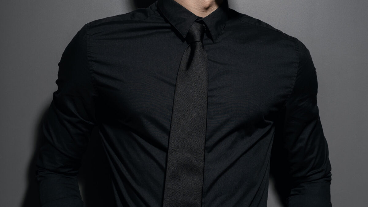 Chemise noire et cravate : les associations qui changent tout en 2026