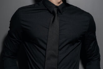 Chemise noire et cravate : les associations qui changent tout en 2026