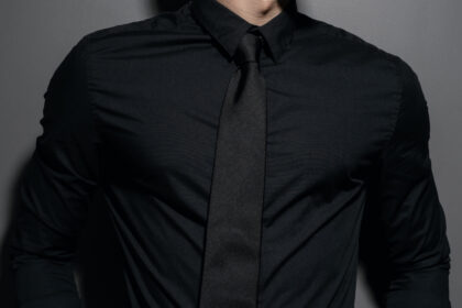 Chemise noire et cravate : les associations qui changent tout en 2026