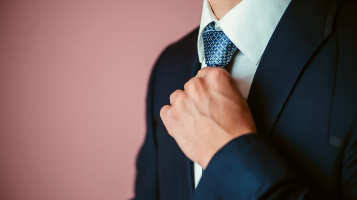 Costume bleu : quelle cravate choisir selon la nuance et l'occasion ?