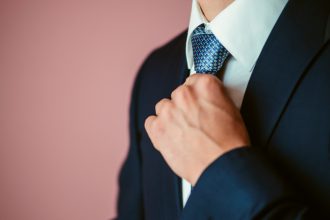 Costume bleu : quelle cravate choisir selon la nuance et l'occasion ?
