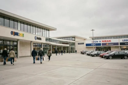 Vue extérieure du centre commercial Macarthur Miramas avec parking et enseignes des boutiques