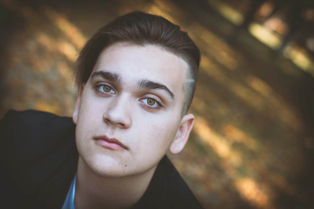 man wearing black shirt during daytime